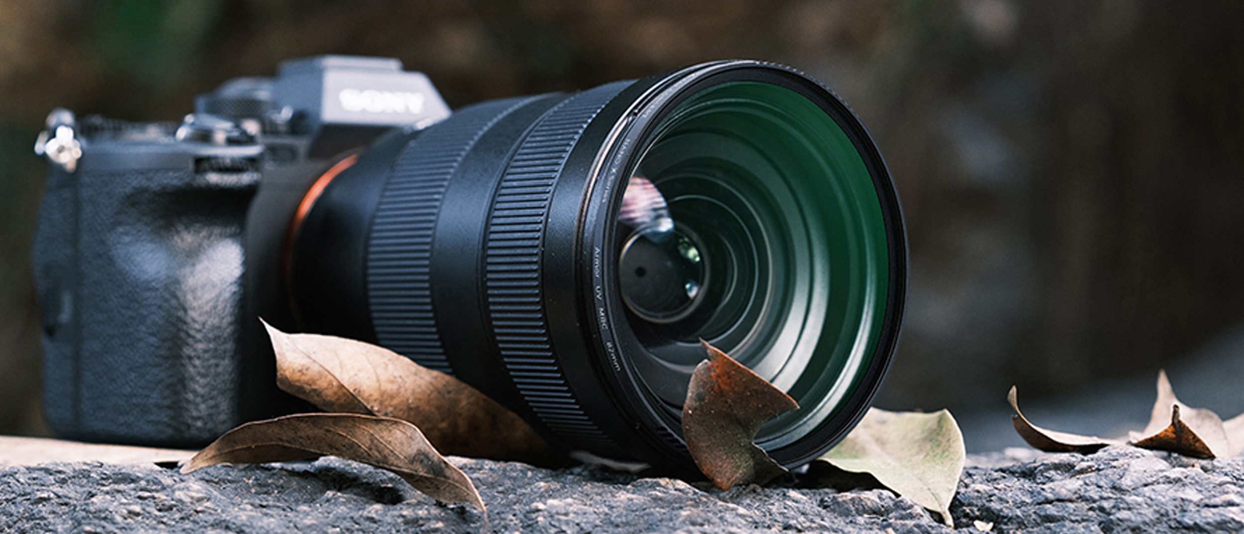 Fotoaparát s nasazeným ochranným MCUV filtrem v exteriéru
